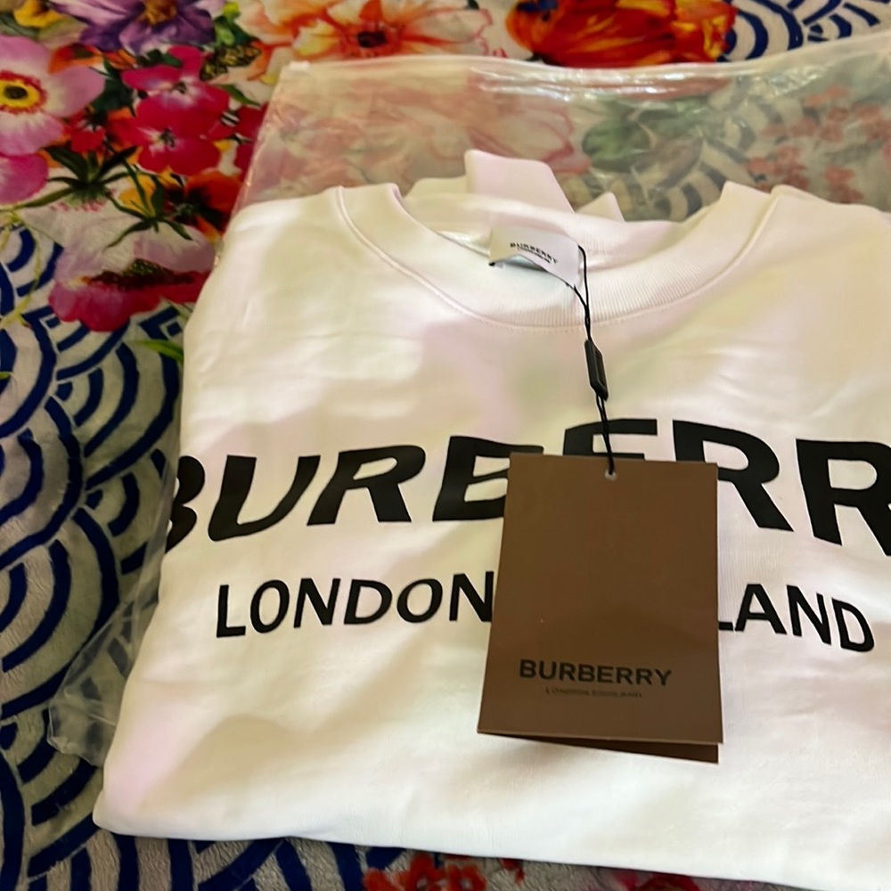 💯authentic NWT Burberry sweatshirt
